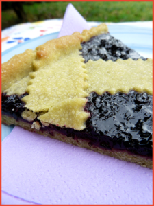 Crostata-di-kamut-al-the-verde-matcha-con-marmellata-di-mirtilli-vegan